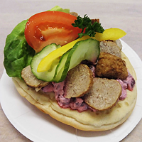 Köttbullesmörgås med rödbetssallad eller gurkmajonäs